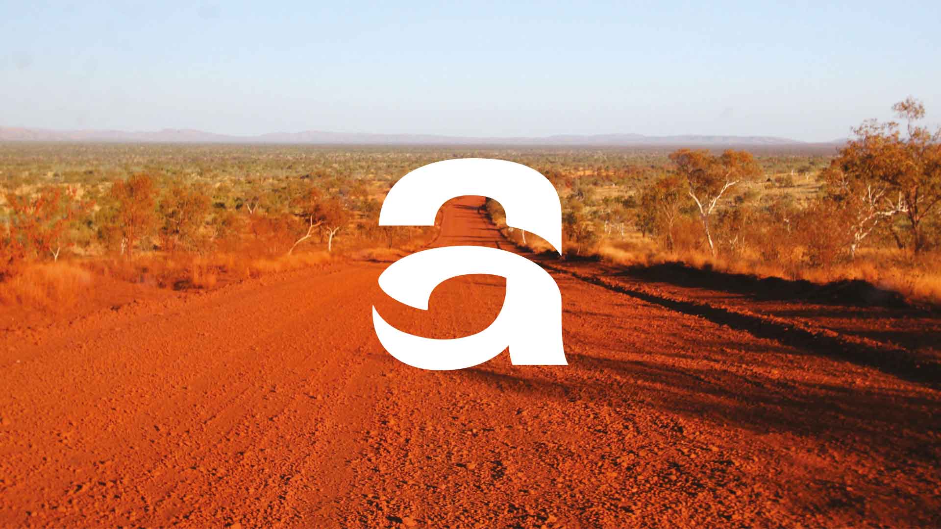 Lettering Logotipo "A" em branco com terras africanas ao fundo, para a marca Aspuna