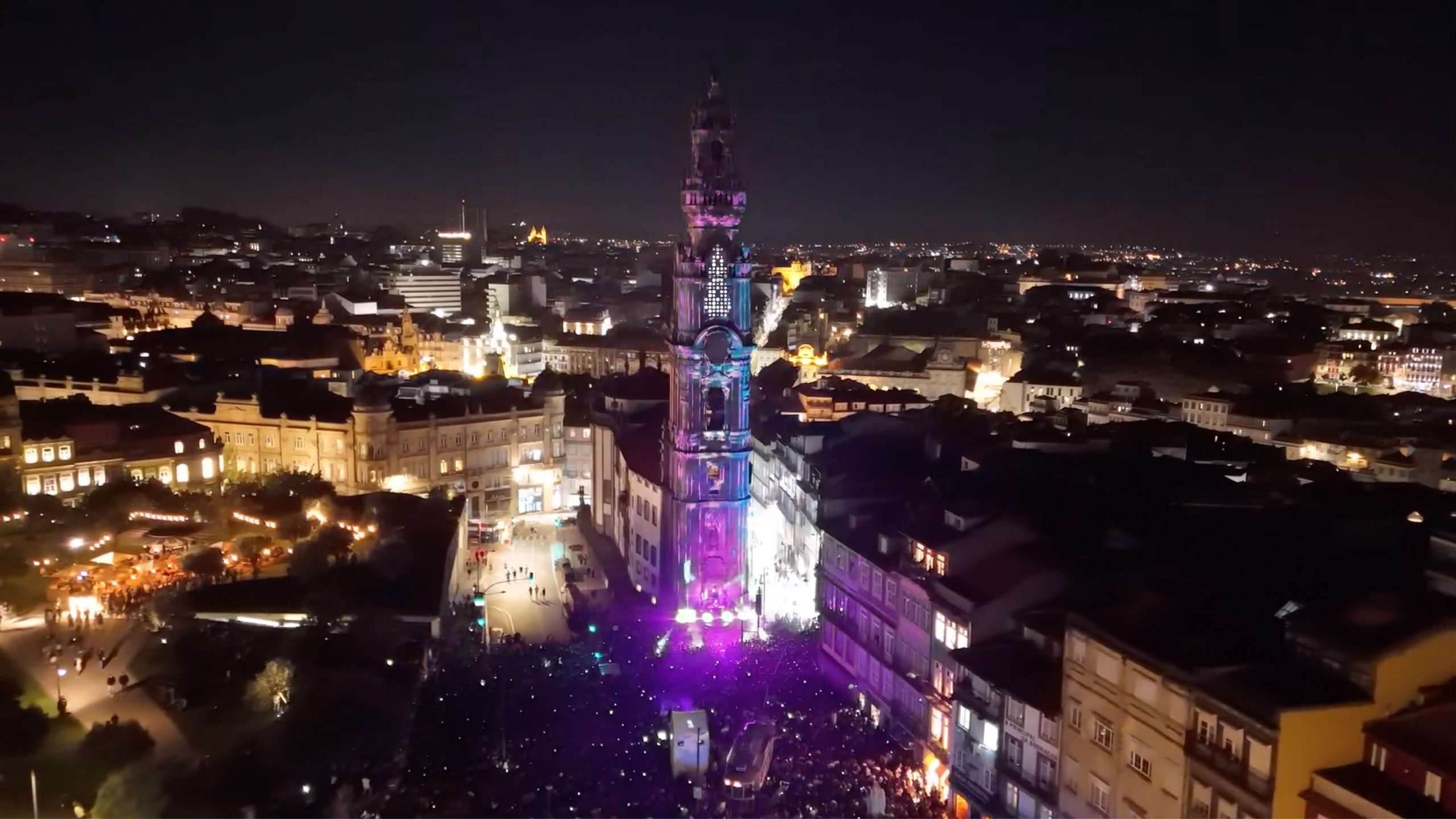 Torre com Logótipo Projetado